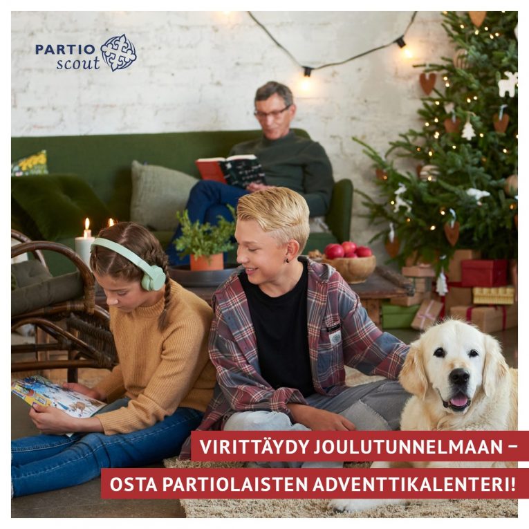 Valokuva kaksi lasta, yksi aikuinen ja yksi koira jouluisessa olohuoneessa ja teksti: virittäydy joulun tunnelmaan osta partiolaisten adventtikalenteri