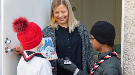 Asiakas maksaa adventtikalenterin korttimaksupäätteellä