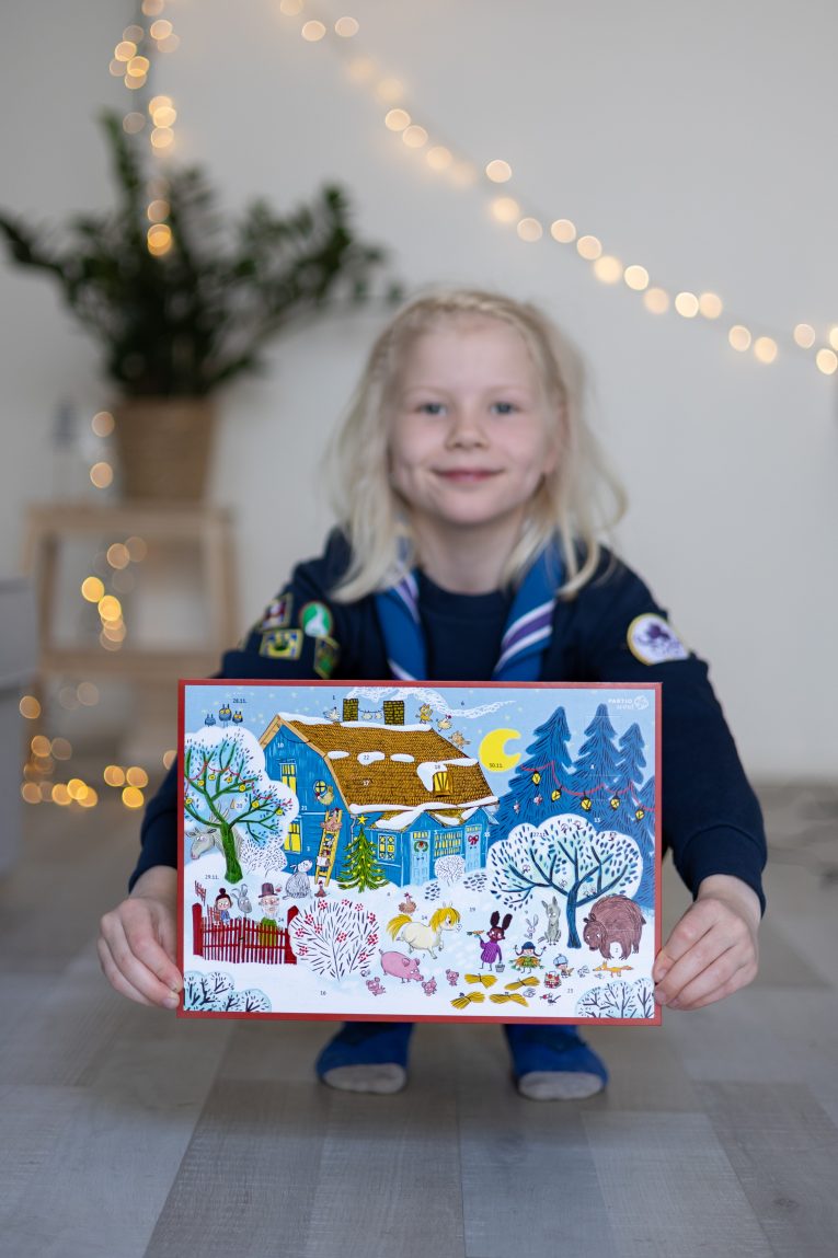 Partiolainen adventtikalenteri käsissään