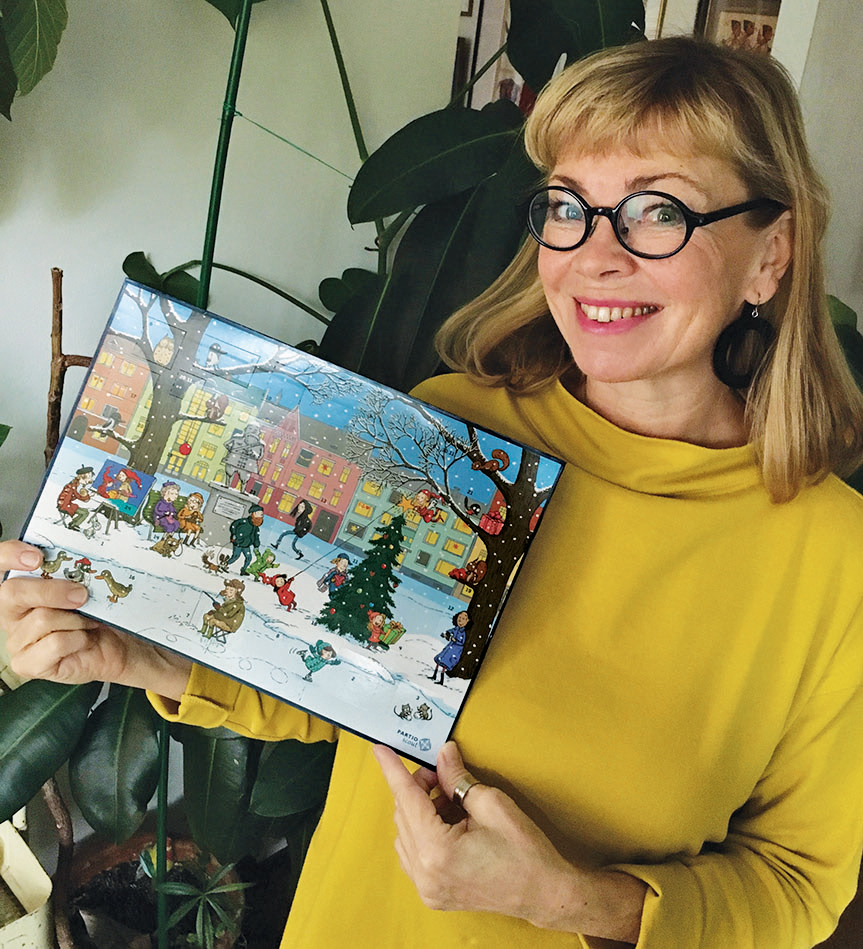 Kuvittaja Christel Rönns vuoden 2020 adventtikalenterin kanssa. Kuva: Christelin kotialbumi