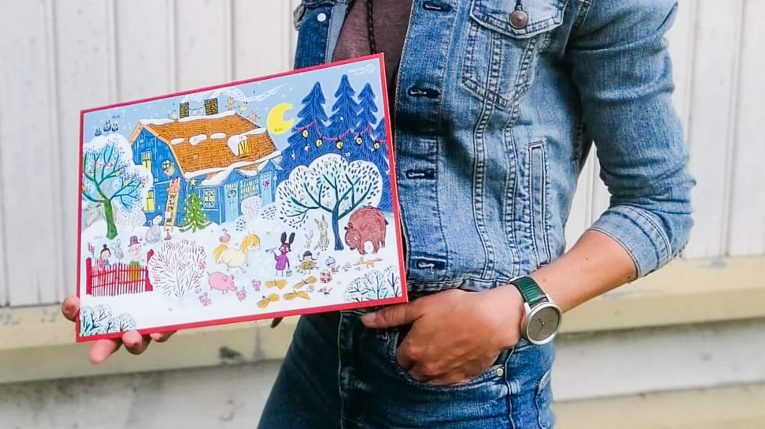 Kuvittaja Ninka Reittu käsissään uusi partiolaisten adventtikalenteri